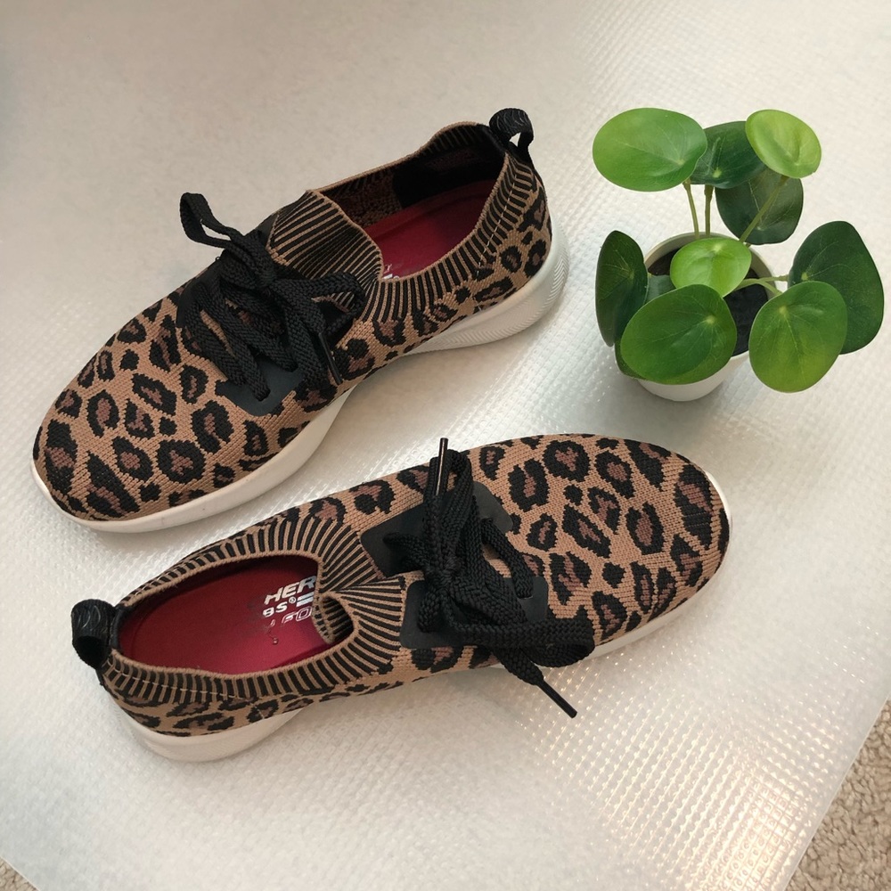 EUC a memory foam sketchers size 7